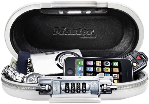 Tragbarer Safe MasterLock Safe Space mit Zahlenschloss und weißem Kabel